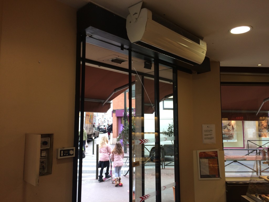 rideau d'air chaud dans une boulangerie sur paris